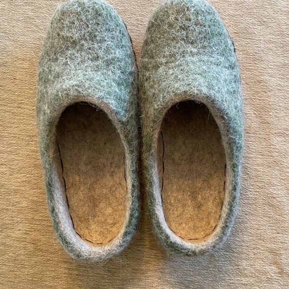 Handmade wool felted slippers - Picture 4 of 4